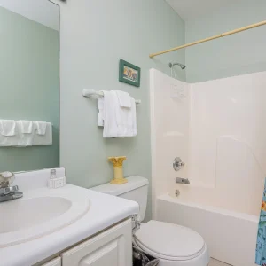 Cozy 2BR Condo Romar Lakes 103E pic14