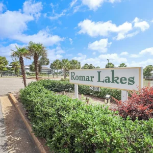 Cozy 2BR Condo Romar Lakes 103E pic7